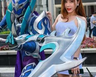 是谁在旋转？小百褶裙的飘动像是魔镜街拍分享的写真集里的一抹灵动！
