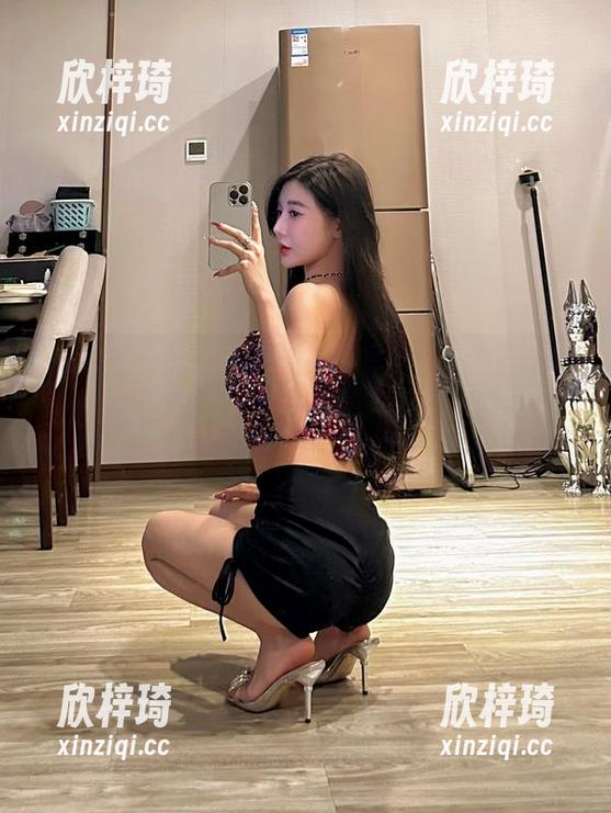 微密圈 - 照片里的黎允熙baby，摇曳着“嘉宾”这个身份，不知道她在想些什么。